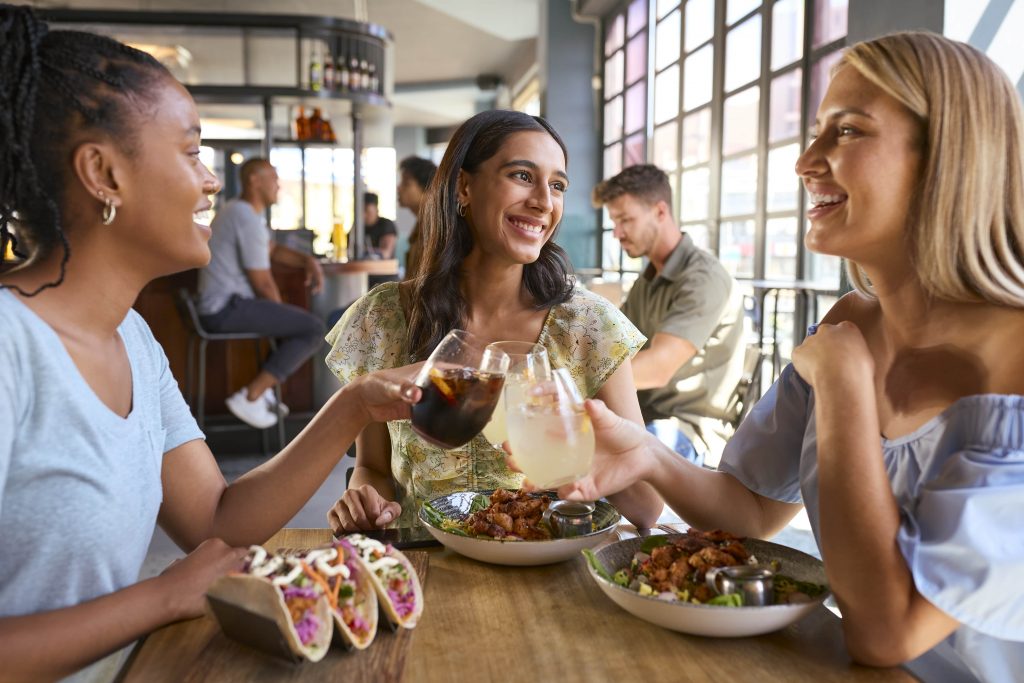 Discover if tank tops are allowed in Arizona restaurants. Learn about dress codes in casual versus upscale dining spots across the state.