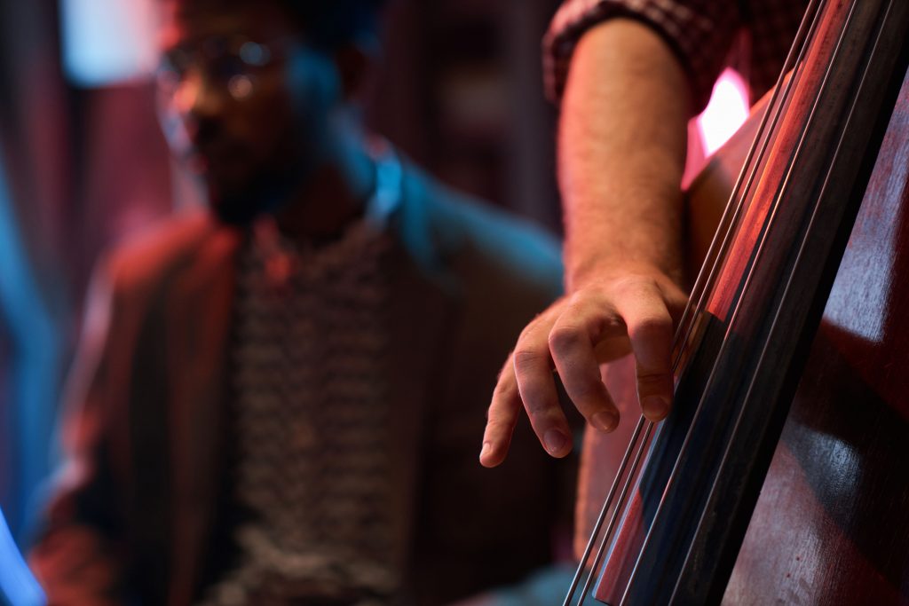 A couple enjoying live jazz music at an intimate jazz club in Los Angeles, experiencing night entertainment in Los Angeles for couples, surrounded by soft lighting and a cozy atmosphere.